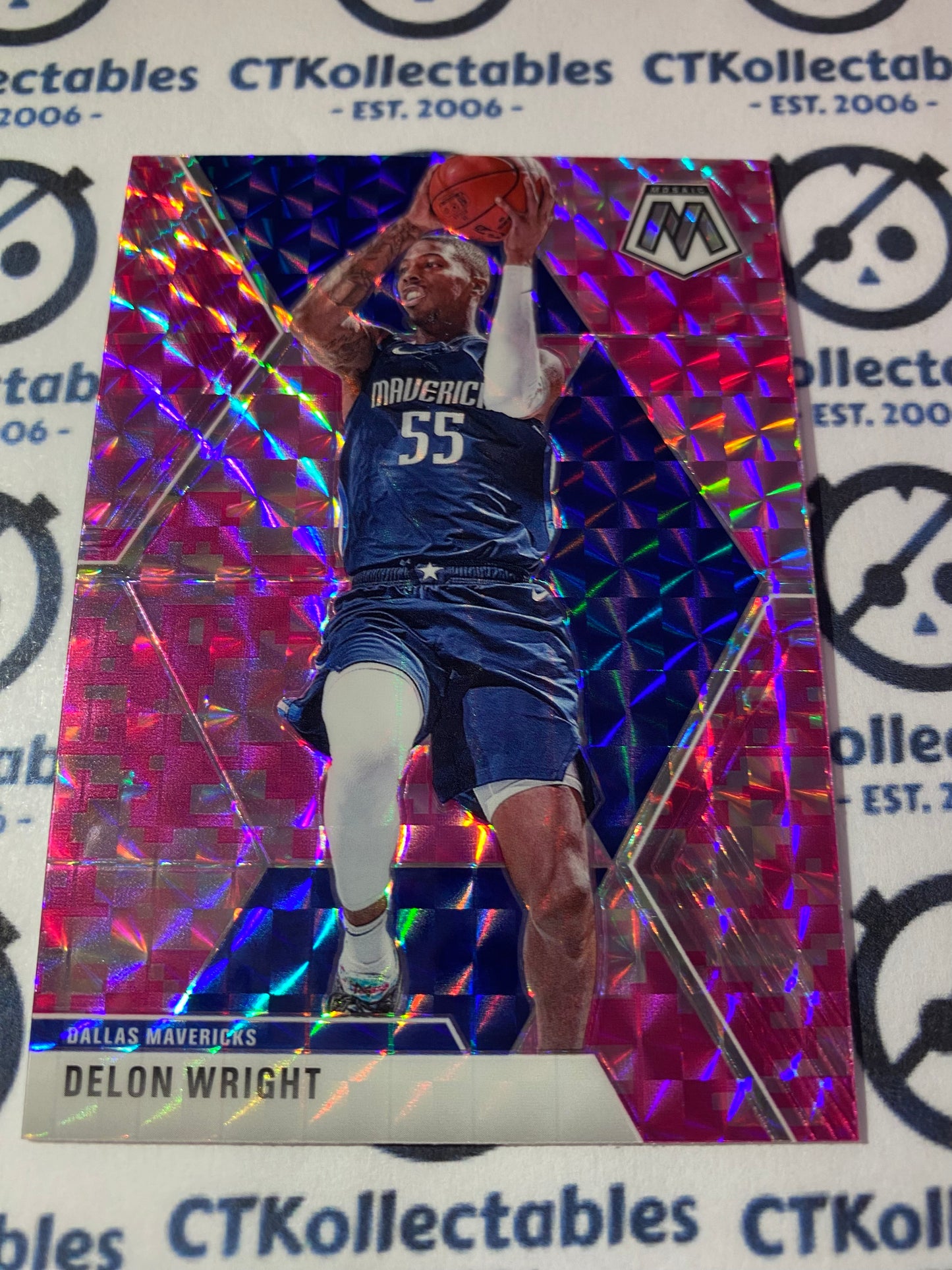 2019-20 Panini Mosaic Delon Wright Pink Prizm #94 Mavericks