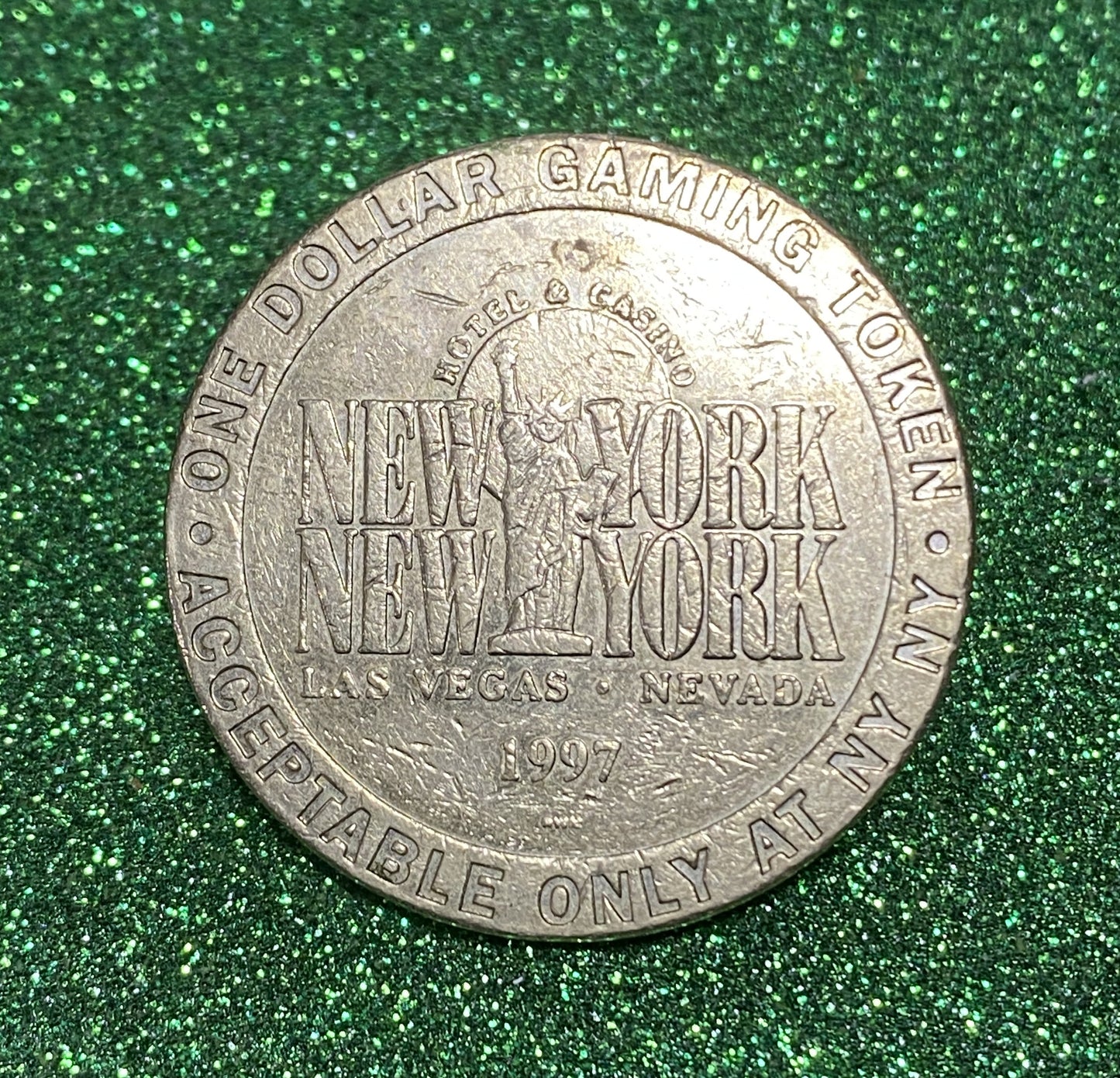 UNITED STATES CASINO ONE DOLLAR GAMING TOKEN COIN VF/VF+ NEW YORK NEW YORK LAS VEGAS NEVADA 1997