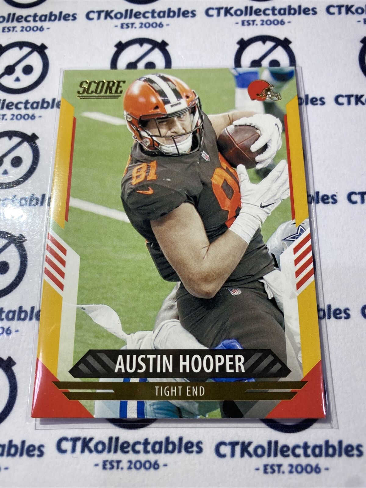 2021 NFL Score Austin Hooper Gold Parallel Base #110 Browns