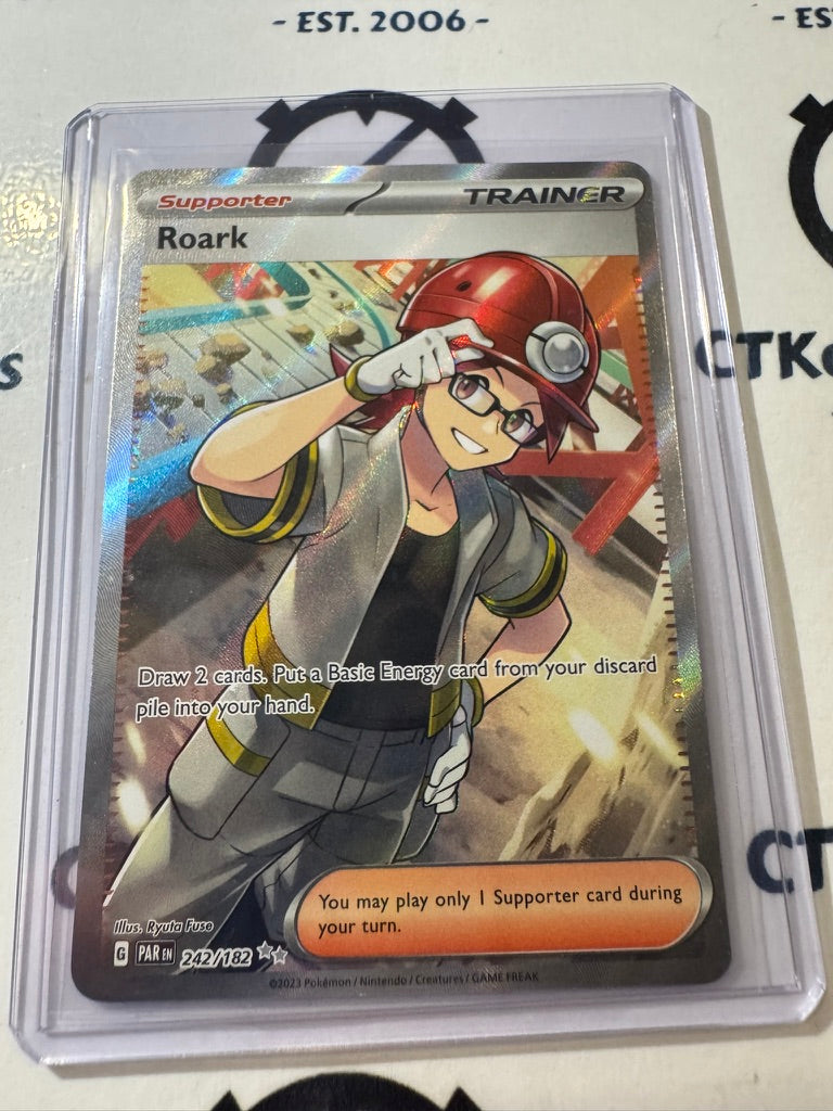 Roark Trainer Full Art #242/182 Scarlet & Violet Paradox Rift Pokémon