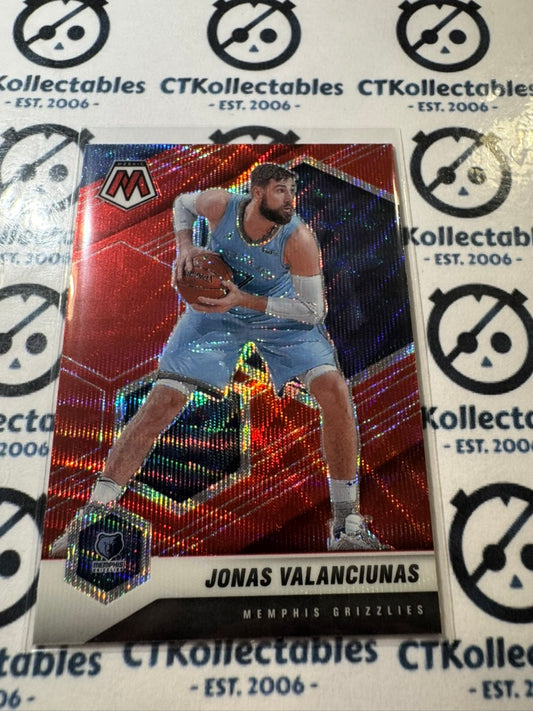 2020-21 NBA Panini Mosaic Jonas Valnciunas Red Wave Prizm #94 Memphis