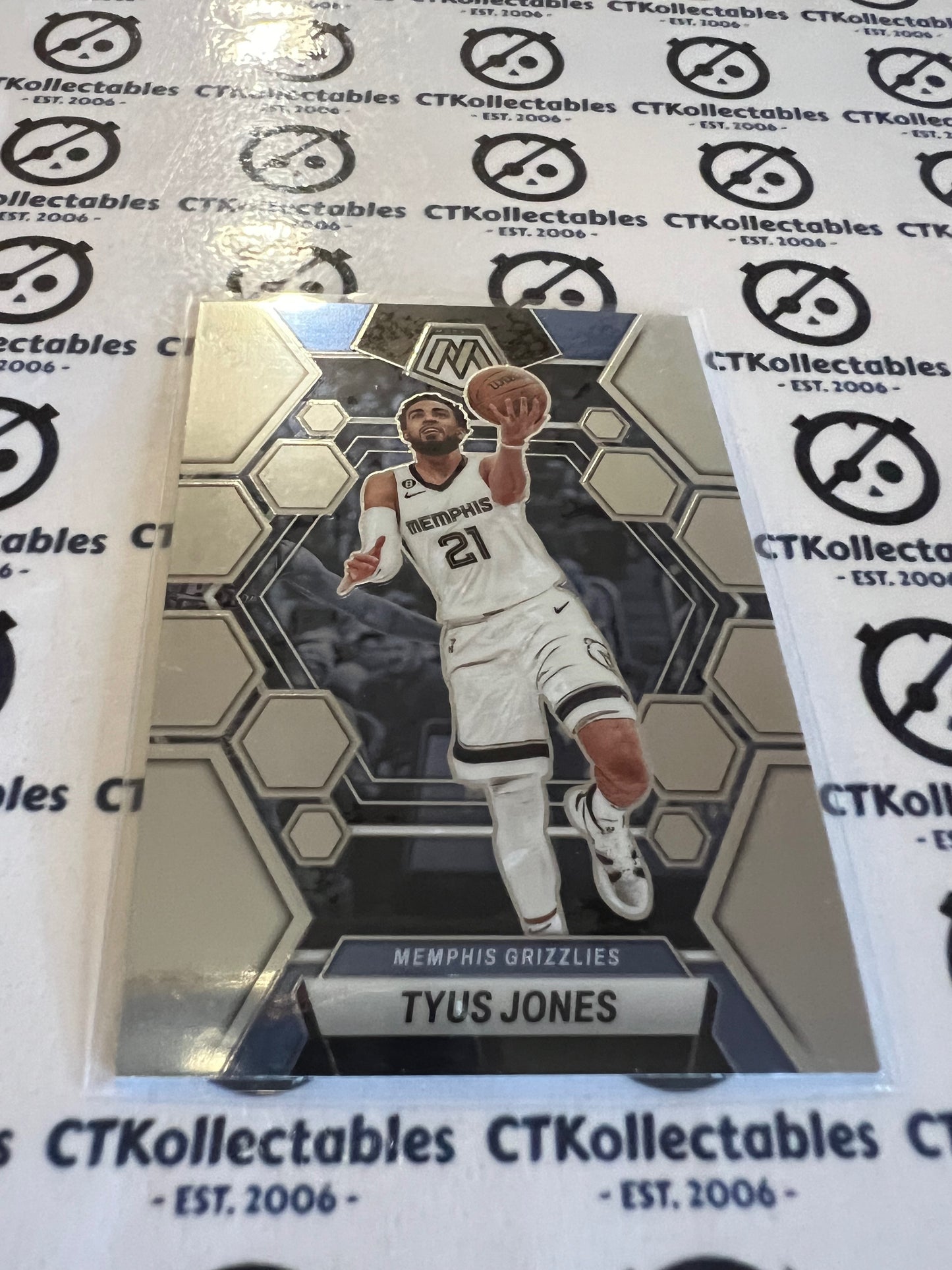 2022-23 Panini NBA Mosaic Base #194 Tyus Jones Grizzlies