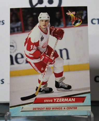 1992-93 FLEER ULTRA STEVE YZERMAN # 55  DETROIT RED WINGS NHL HOCKEY TRADING CARD